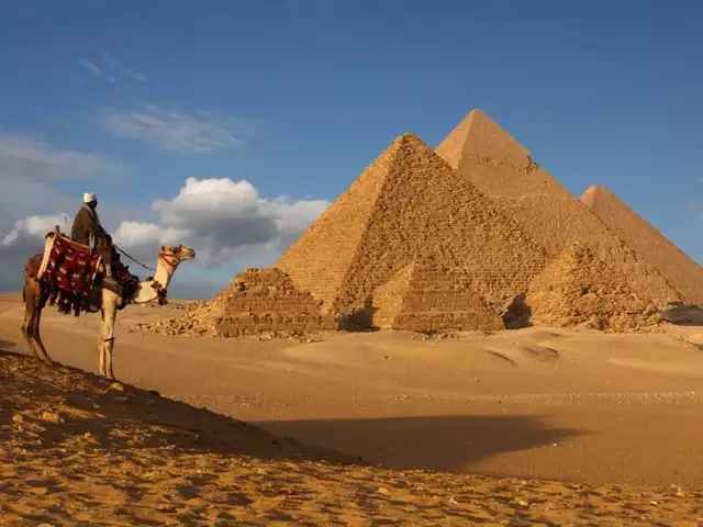 The Unsolved Mystery of the Great Pyramid of Giza: How Was It Built?